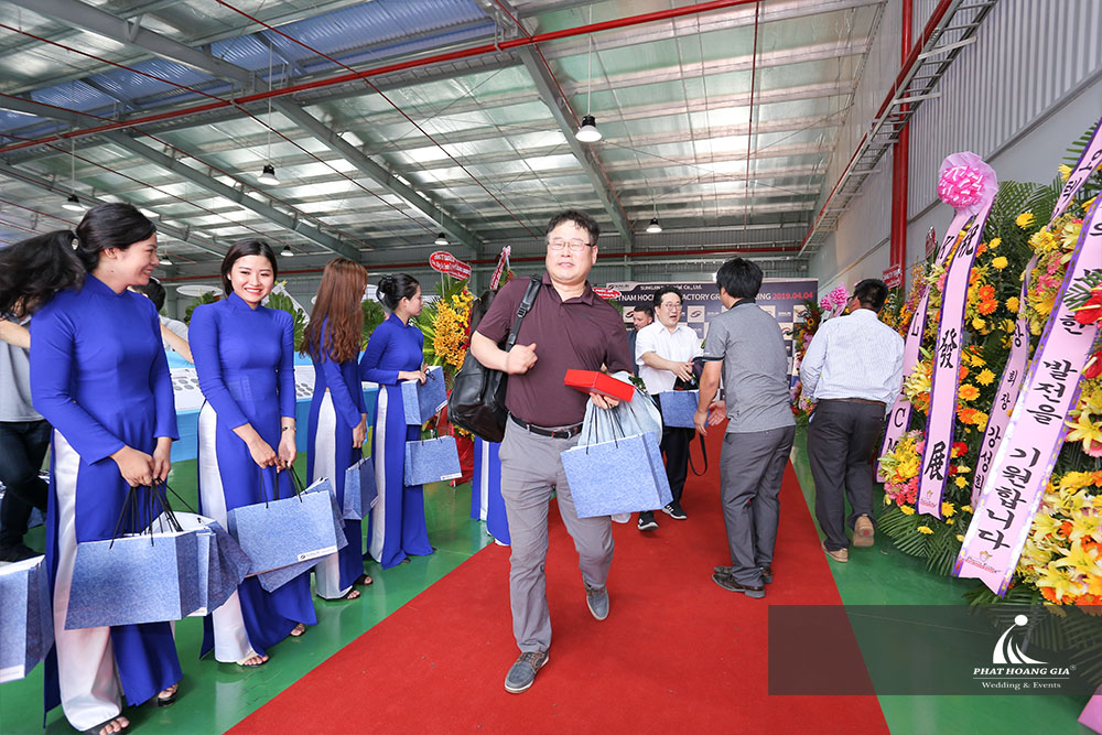 Tại buổi lễ, các lãnh đạo SungJin đã cùng nhau thực hiện nghi lễ cắt băng khánh thành, chính thức đưa nhà máy đi vào hoạt động và đi tham quan nhà máy, tìm hiểu dây chuyền sản xuất hiện đại nhất Việt Nam.