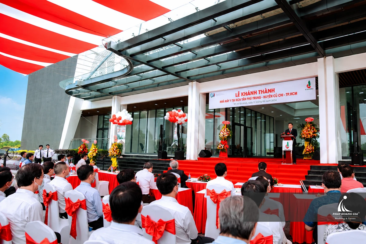  Lãnh đạo doanh nghiệp phát biểu trong lễ khánh thành với sân khấu, khách mời và khu vực tổ chức được vận hành chuyên nghiệp