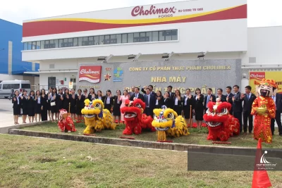 Khách mời, đối tác và đại diện doanh nghiệp tham gia hoạt động giao lưu trong lễ khánh thành nhà máy trước khi chương trình chính thức diễn ra