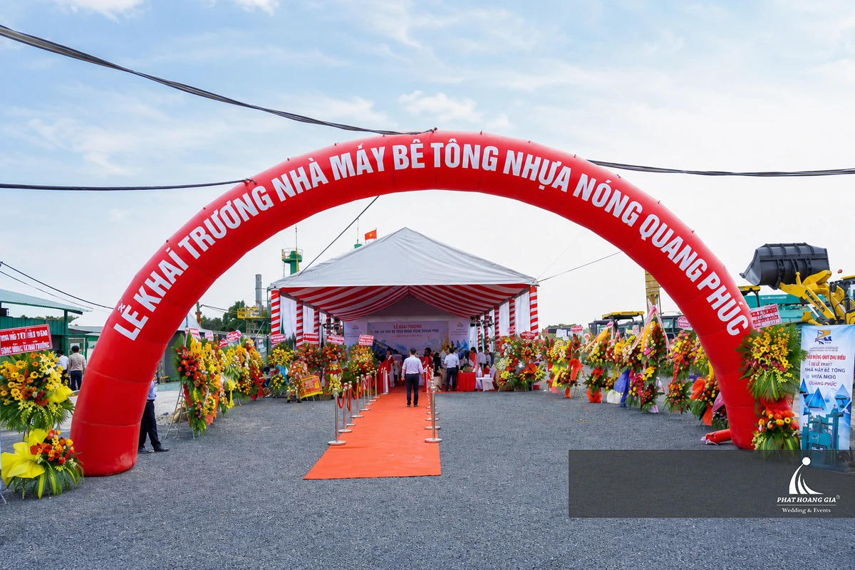 Khu vực đón khách và check-in tại lễ khánh thành được bố trí đồng bộ nhằm tạo trải nghiệm thuận tiện cho khách mời tham dự