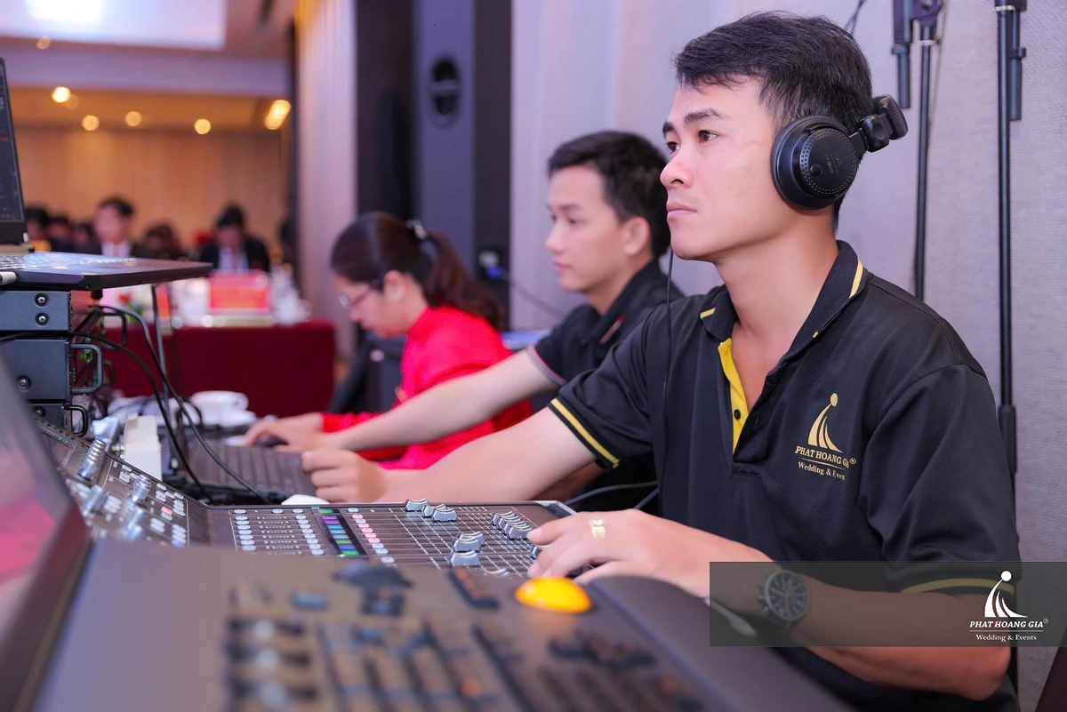 Kỹ thuật viên điều khiển âm thanh và ánh sáng trong quá trình vận hành sự kiện