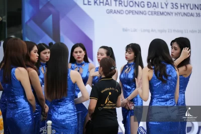 Đơn vị tổ chức sự kiện điều phối nhân sự và phối hợp các bộ phận trong lễ khai trương