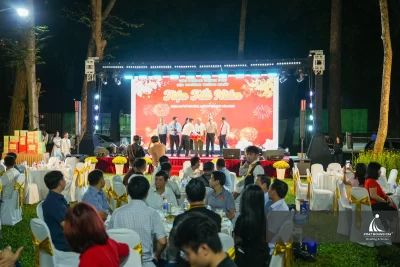 Không gian Year End Party ngoài trời tại TPHCM với sân khấu, màn hình LED và các hoạt động được sắp xếp theo flow chương trình hợp lý