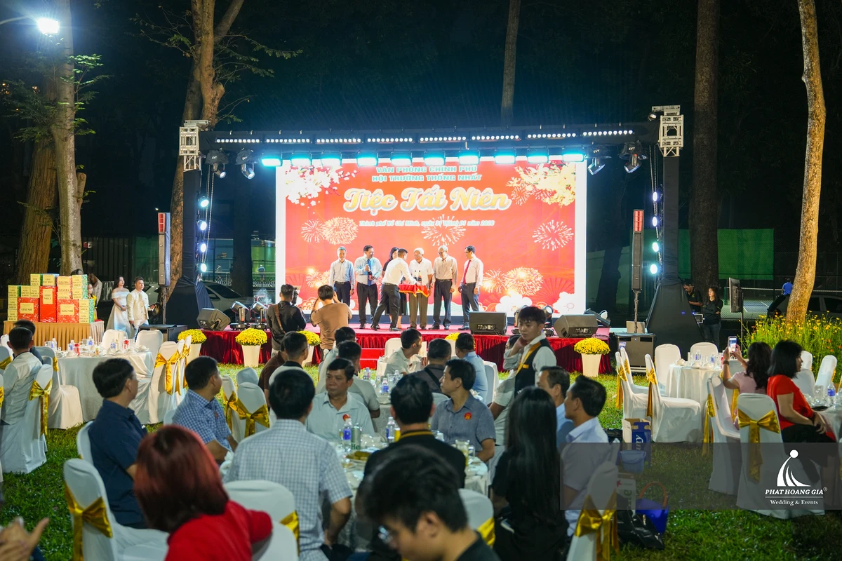 Không gian Year End Party ngoài trời tại TPHCM với sân khấu, màn hình LED và các hoạt động được sắp xếp theo flow chương trình hợp lý