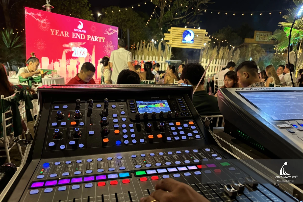 Kỹ thuật viên vận hành âm thanh và ánh sáng để đảm bảo Flow chương trình Year End Party diễn ra liền mạch