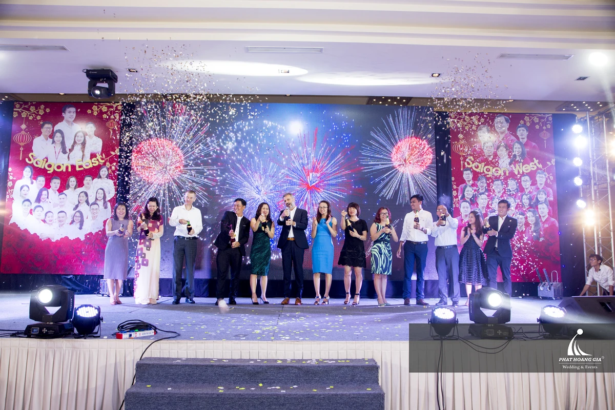 Nghi thức nâng ly trong Year End Party được bố trí đúng thời điểm để tạo cao trào và kết nối cảm xúc khách mời