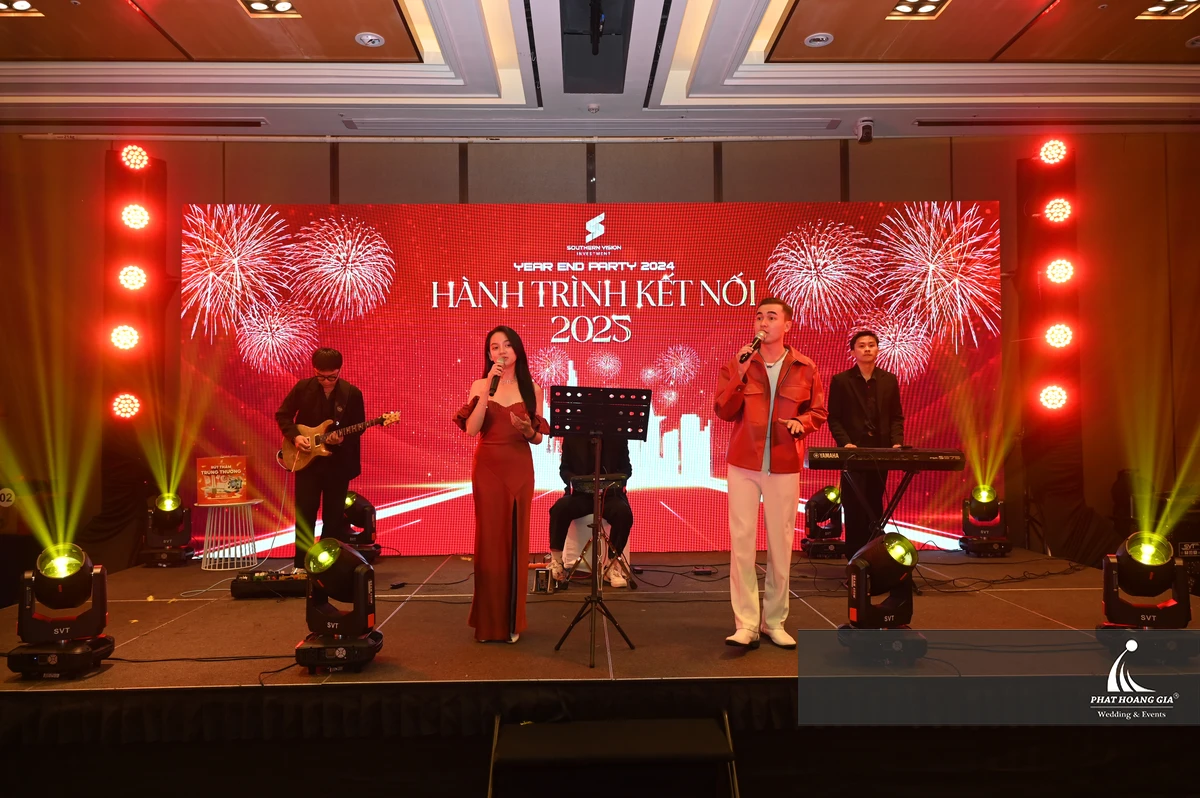 Ca sĩ biểu diễn trên sân khấu Year End Party với màn hình LED và hệ thống ánh sáng tạo điểm nhấn cho chương trình