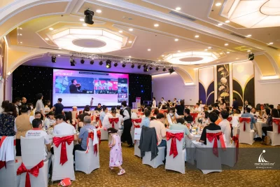 Khách mời tham dự hội thảo doanh nghiệp trong không gian hội trường được bố trí sân khấu, màn hình LED và khu vực ngồi khoa học