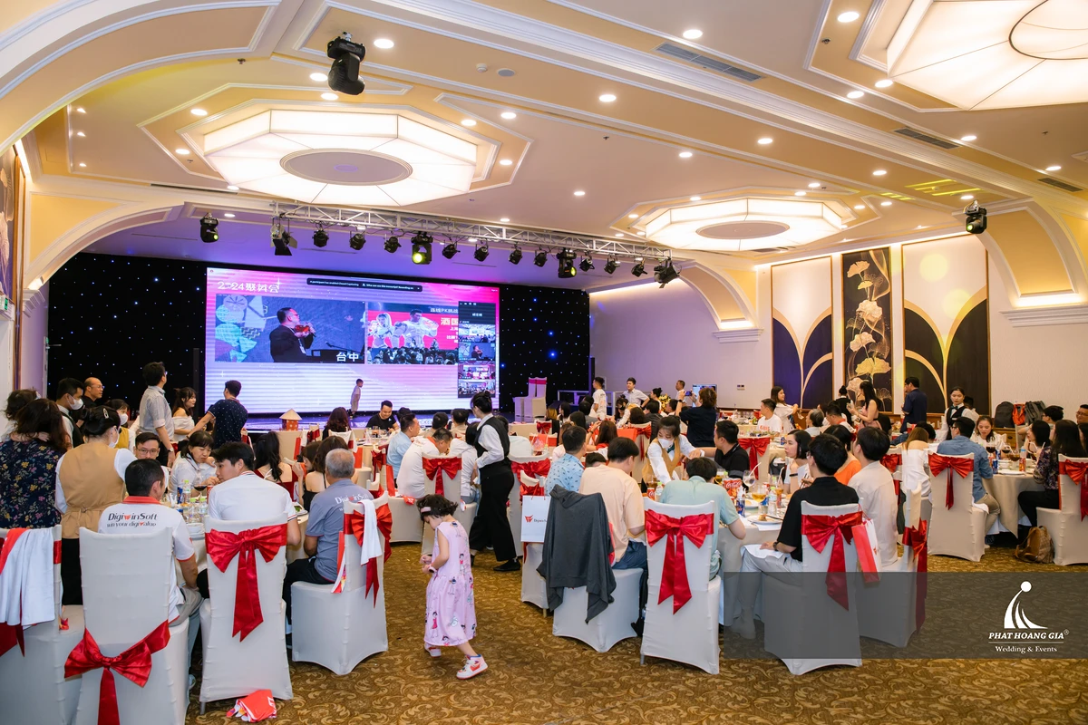 Khách mời tham dự hội thảo doanh nghiệp trong không gian hội trường được bố trí sân khấu, màn hình LED và khu vực ngồi khoa học