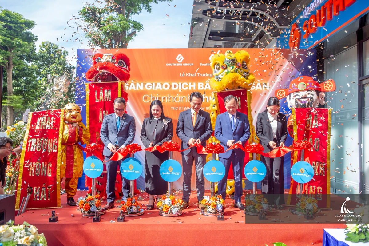 Nghi thức cắt băng trong mô hình hội thảo kết hợp khai trương