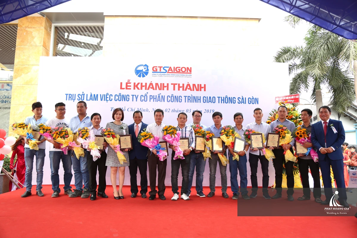 Kịch bản lễ khánh thành với phần vinh danh và trao chứng nhận cho các cá nhân tham gia dự án