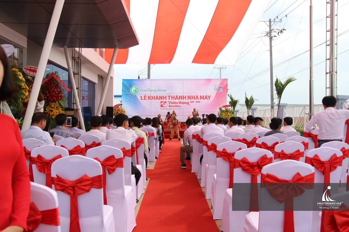 Khách mời tham dự lễ khánh thành với khu vực sân khấu và nghi thức được bố trí đồng bộ