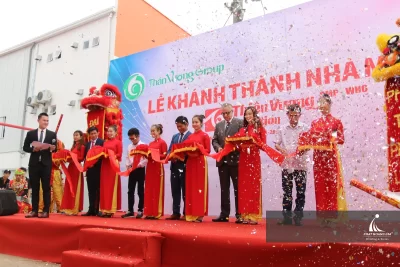 Nghi thức cắt băng khánh thành kết hợp trình diễn lân sư rồng trên sân khấu sự kiện