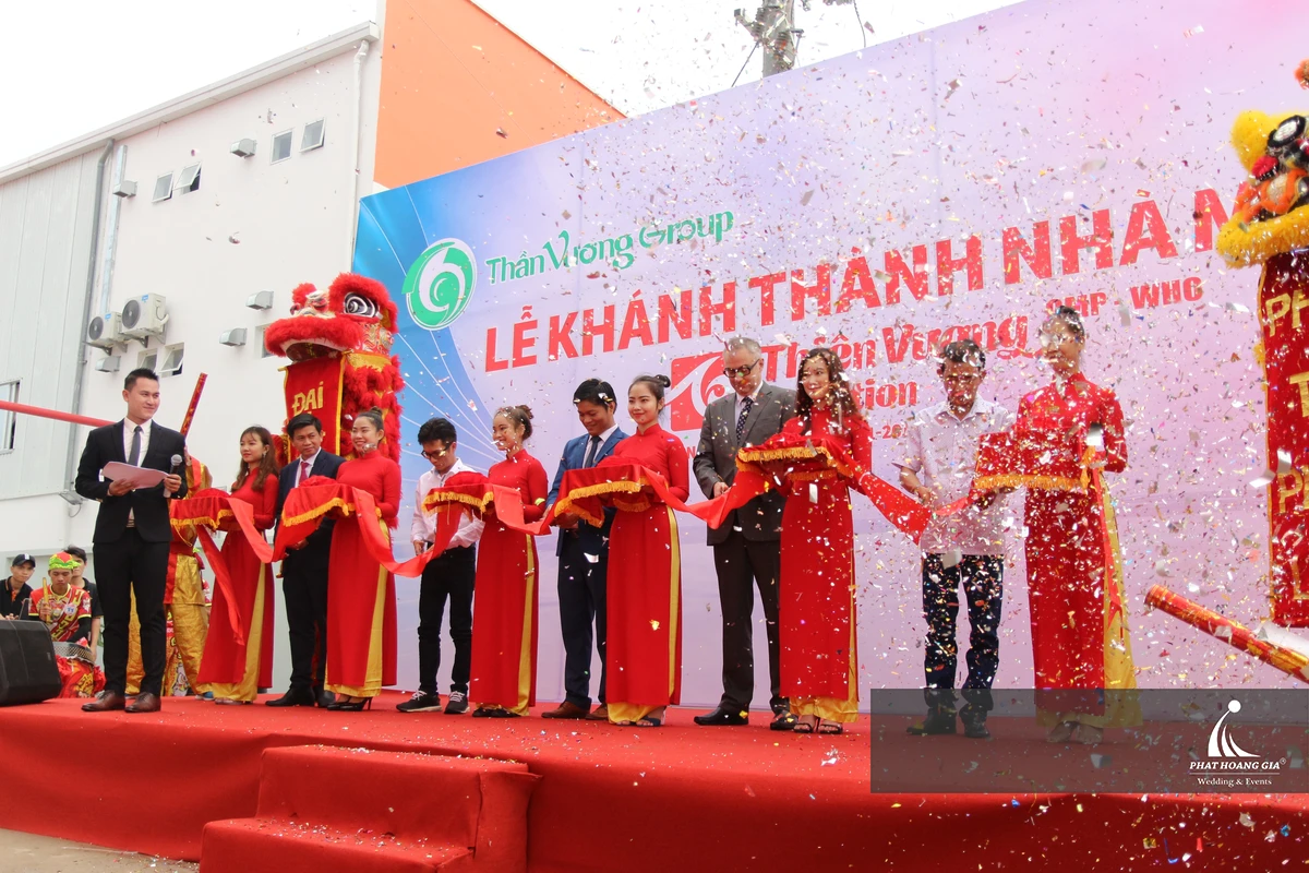 Nghi thức cắt băng khánh thành kết hợp trình diễn lân sư rồng trên sân khấu sự kiện