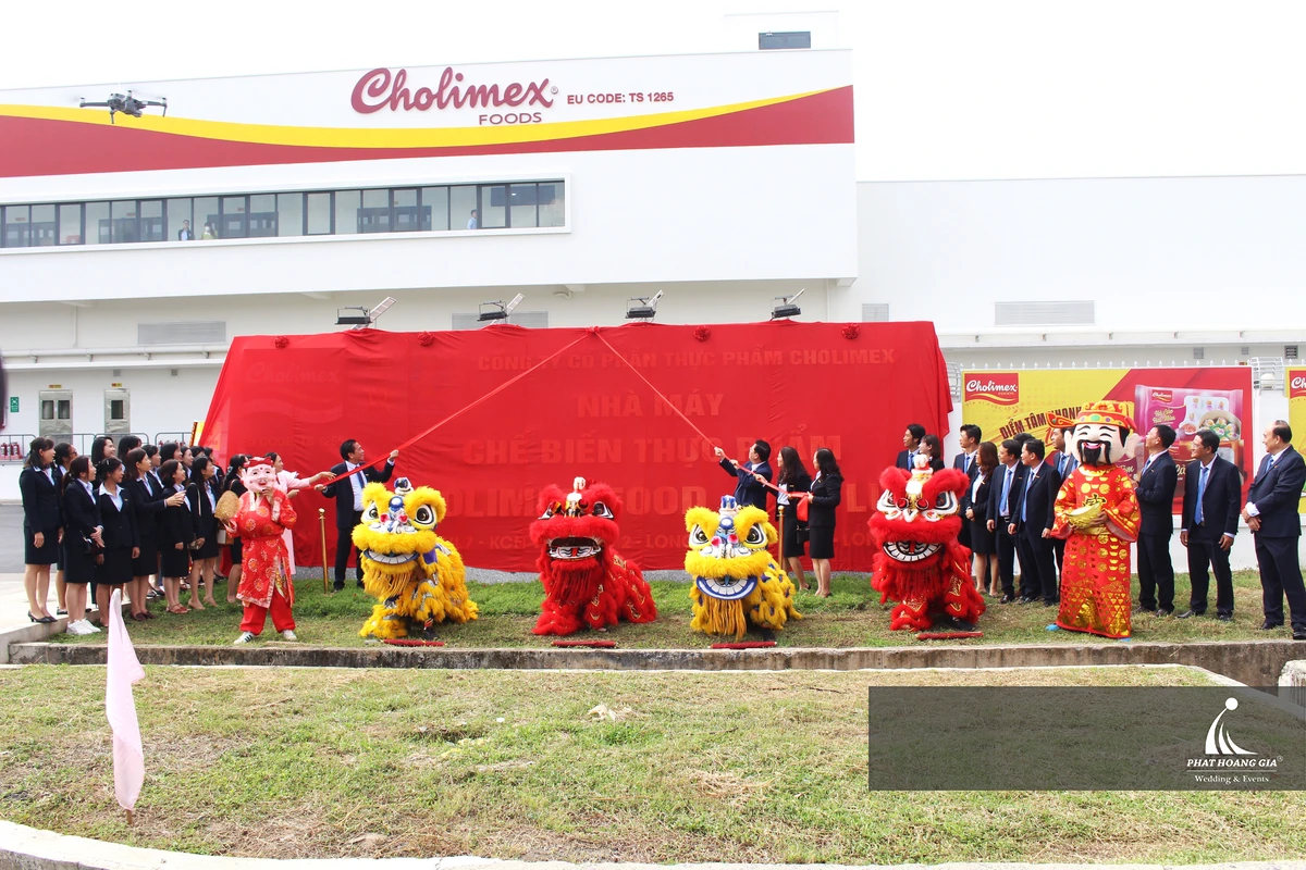 Nghi thức khánh thành nhà máy được kết hợp với tiết mục lân sư rồng và hoạt động công bố trước khách mời