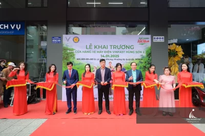 Nghi thức cắt băng khai trương với sự tham gia của đại diện doanh nghiệp