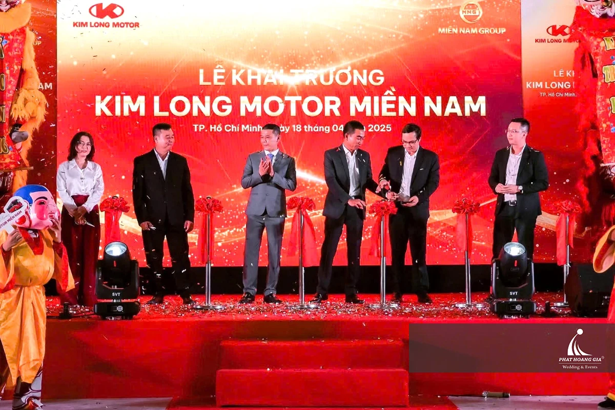 Đại diện doanh nghiệp thực hiện nghi thức công bố khai trương trên sân khấu với sự kết hợp giữa ánh sáng, hiệu ứng và không gian sự kiện