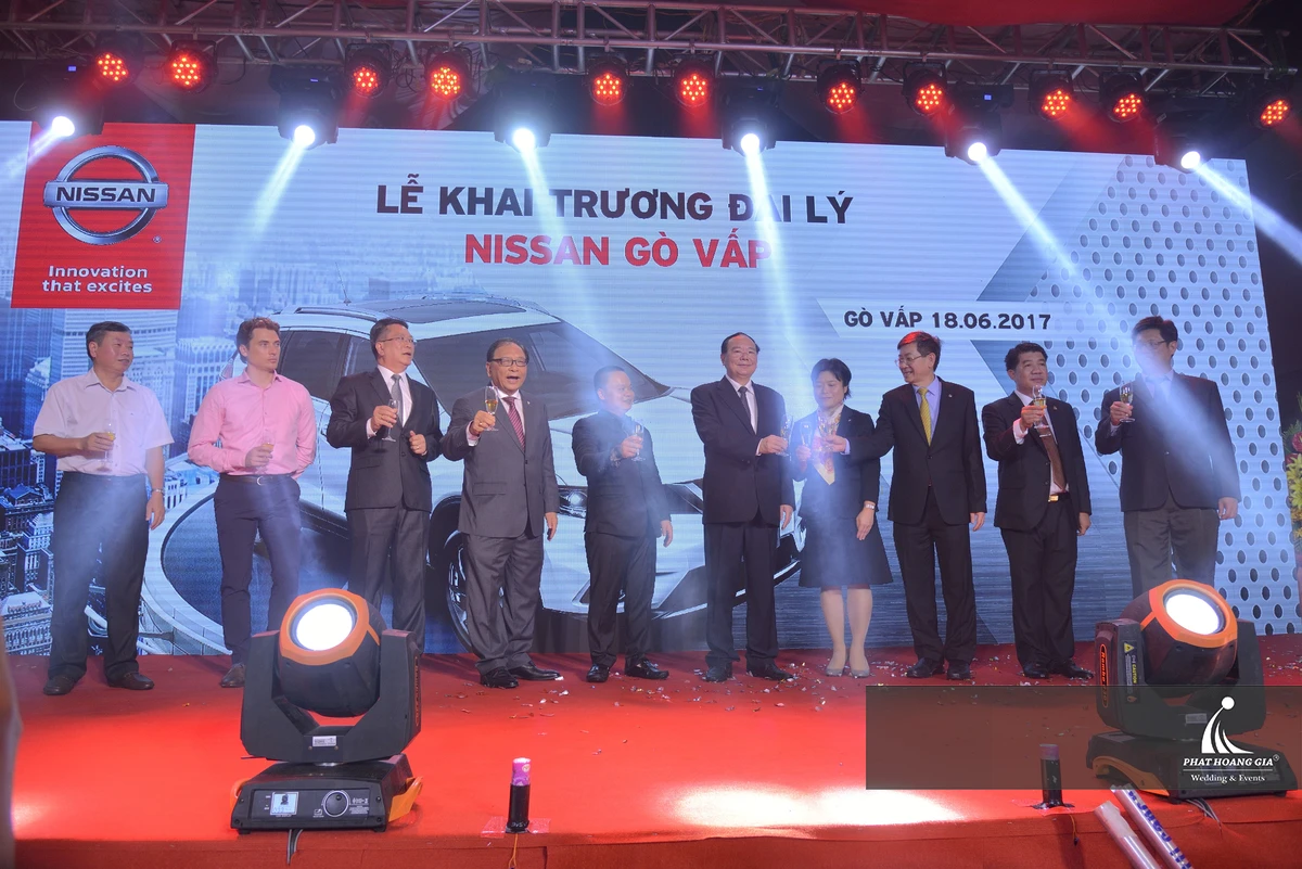 Lễ khai trương có màn hình LED trình chiếu hình ảnh thương hiệu và hỗ trợ nghi thức khai mạc trên sân khấu doanh nghiệp