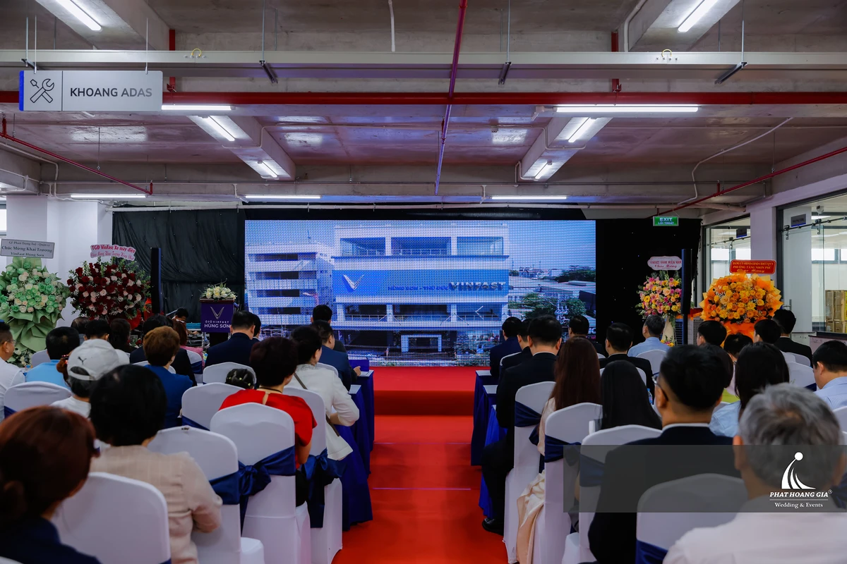 Màn hình LED trình chiếu video giới thiệu doanh nghiệp trong lễ khai trương với khách mời theo dõi tại hội trường