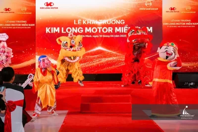 Lễ khai trương có màn hình LED kết hợp tiết mục múa lân và hiệu ứng hình ảnh hỗ trợ không khí chương trình