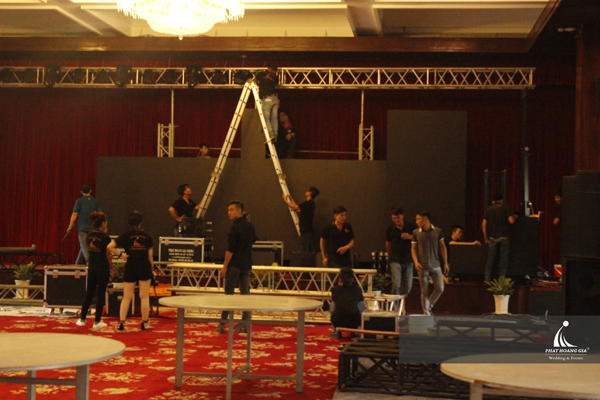 Đội ngũ kỹ thuật Phát Hoàng Gia tất bật hoàn thiện lắp đặt màn hình led sân khấu trước giờ G