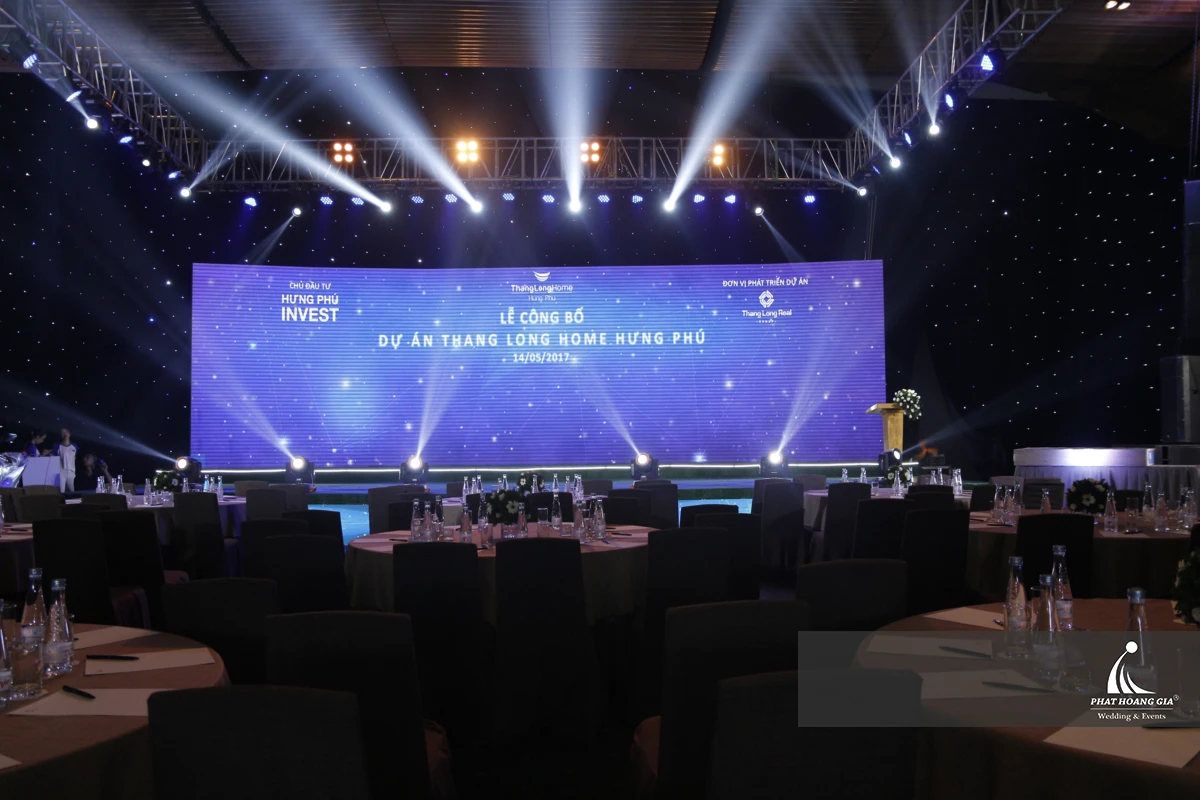 Sân khấu hoành tráng kết hợp màn hình hình LED cỡ lớn và hệ thống ánh sáng hiện đại. 