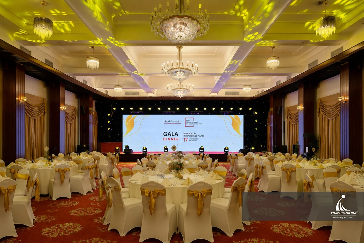 Không gian Gala Dinner với sân khấu, màn hình LED và hệ thống âm thanh được bố trí đồng bộ