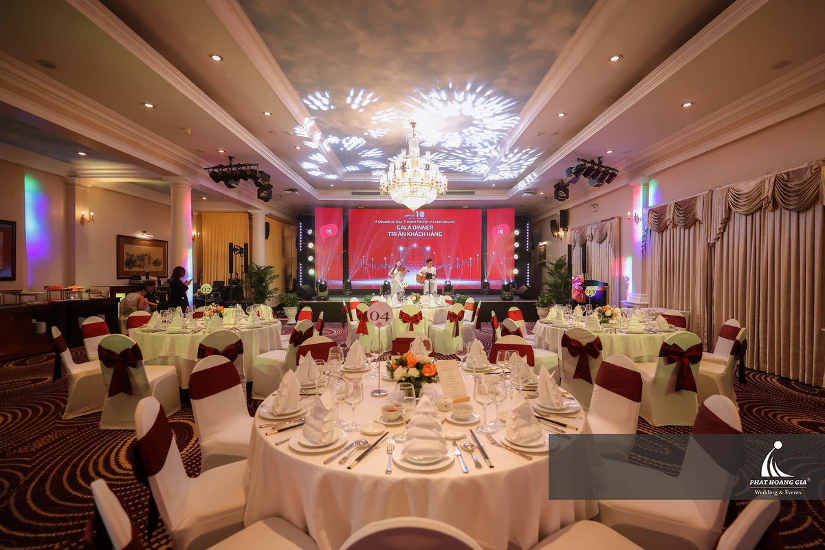 Hệ thống âm thanh và màn hình LED được thiết kế phù hợp với không gian Gala Dinner doanh nghiệp