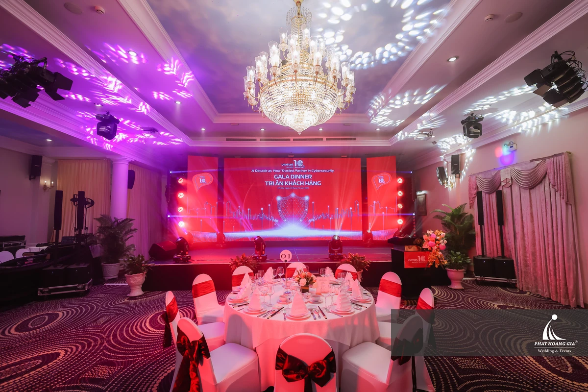 Hệ thống LED và ánh sáng tạo bầu không khí nổi bật trong gala tri ân khách hàng