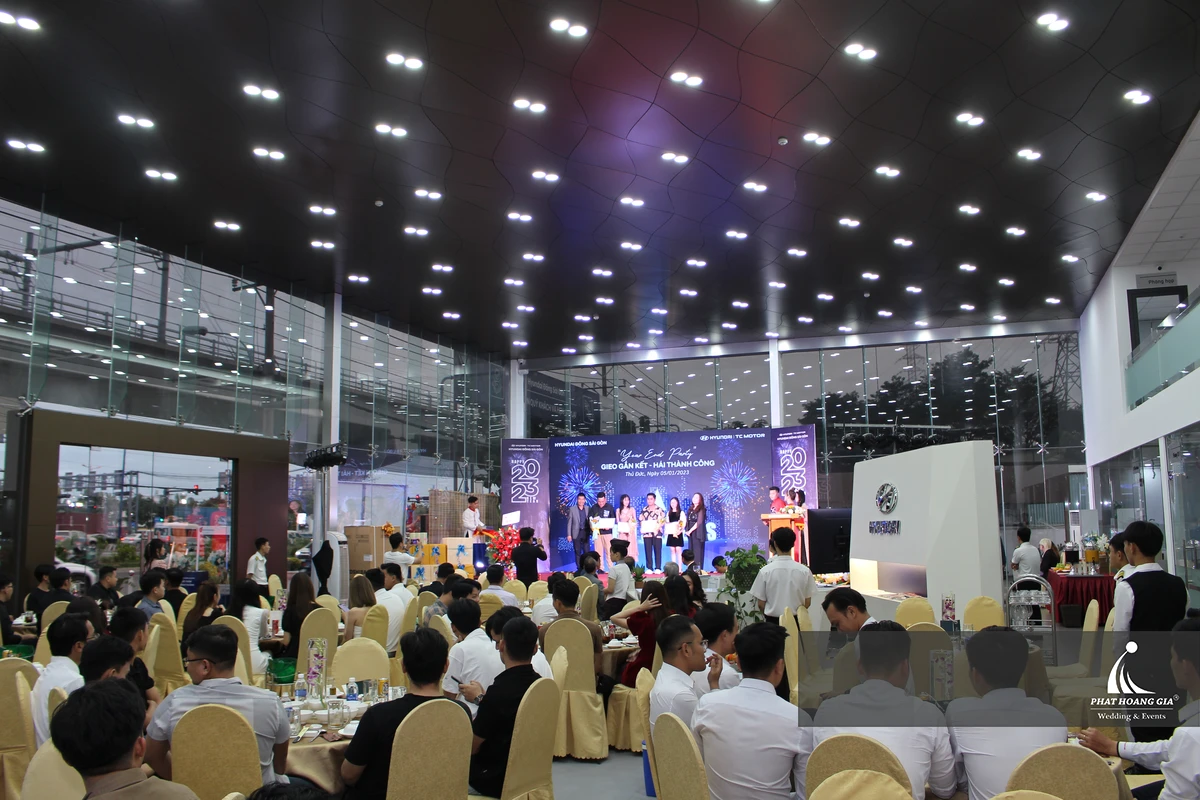 Hệ thống âm thanh ánh sáng và màn hình LED được sử dụng để xây dựng không khí cho chương trình doanh nghiệp