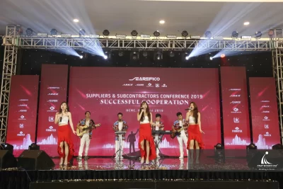 Khung cảnh biểu diễn âm nhạc hoành tráng  với dịch vụ cho thuê ca sĩ sự kiện 