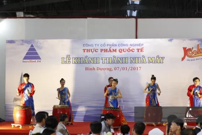 Tiết mục trống hội mở màn trong lễ khánh thành nhà máy giúp thu hút sự chú ý của khách mời trước phần nghi thức chính