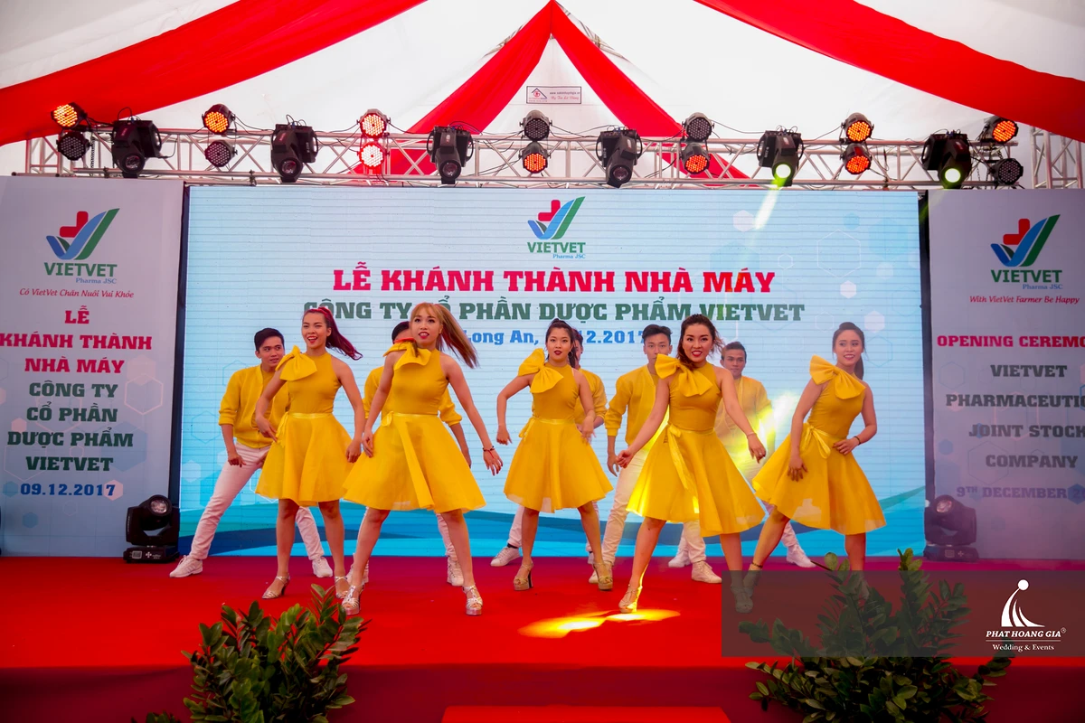 Tiết mục vũ đoàn biểu diễn trên sân khấu lễ khánh thành nhà máy trước thời điểm diễn ra nghi thức chính của chương trình