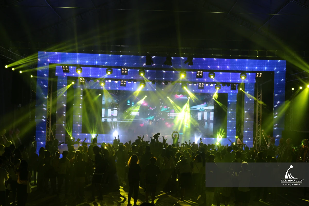 Sân khấu EDM bùng nổ trong lễ tổ chức sự kiện doanh nghiệp với hệ thống âm thanh ánh sáng hoành tráng 