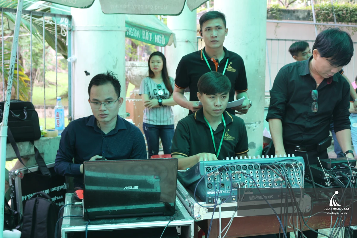 Hình ảnh PHG kiểm tra tiến độ chương trình trước giờ sự kiện diễn ra 
