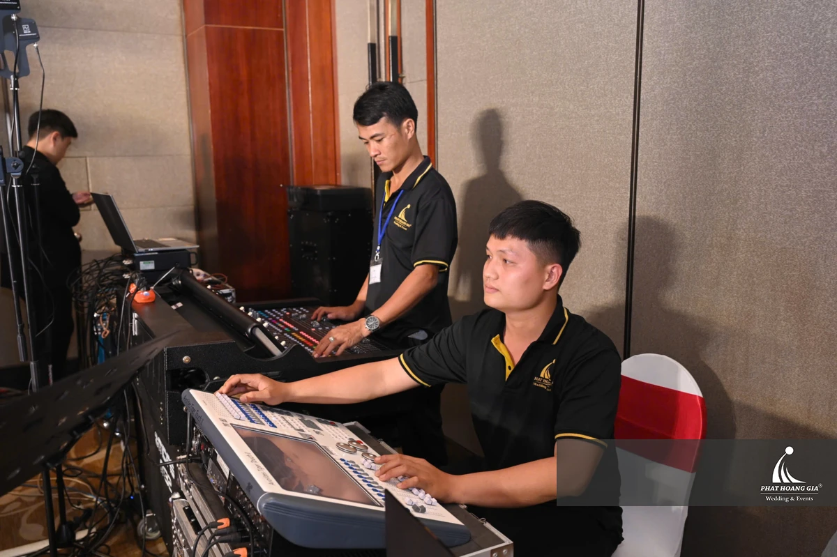 Đội ngũ kỹ thuật PHG điều chỉnh âm thanh ánh sáng trước khi sự kiện diễn ra