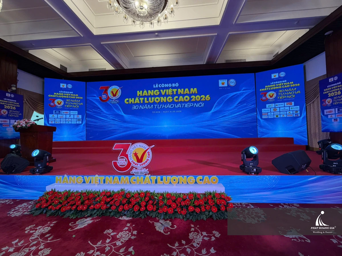 Không gian sân khấu lễ công bố hàng việt nam chất lượng cao trong tổ chức sự kiện chuyên nghiệp 