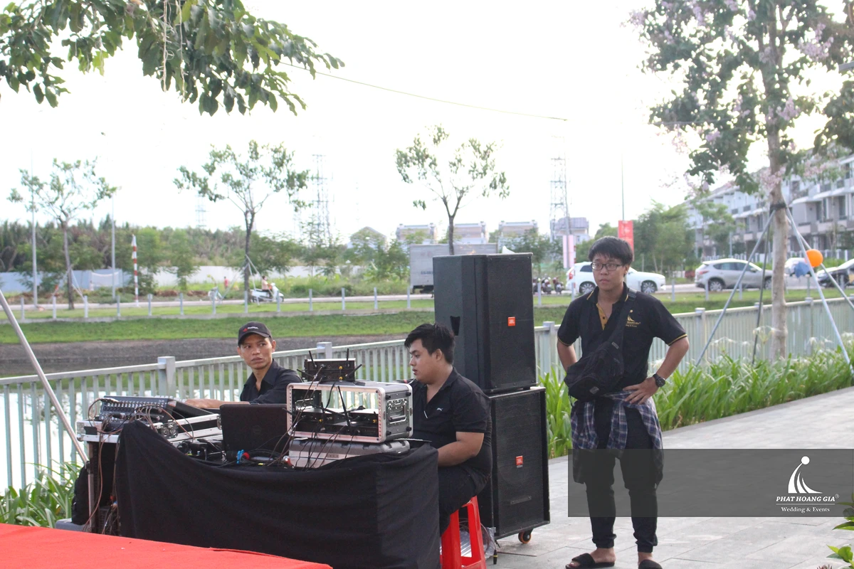 Đội ngũ kỹ thuật theo dõi và điều chỉnh hệ thống âm thanh trước thời gian diễn ra sự kiện
