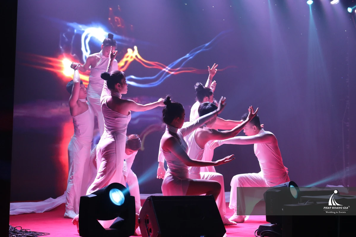 Vũ đoàn cho sự kiện biểu diễn nghệ thuật trên sân khấu trước khi chương trình bước vào nội dung chính