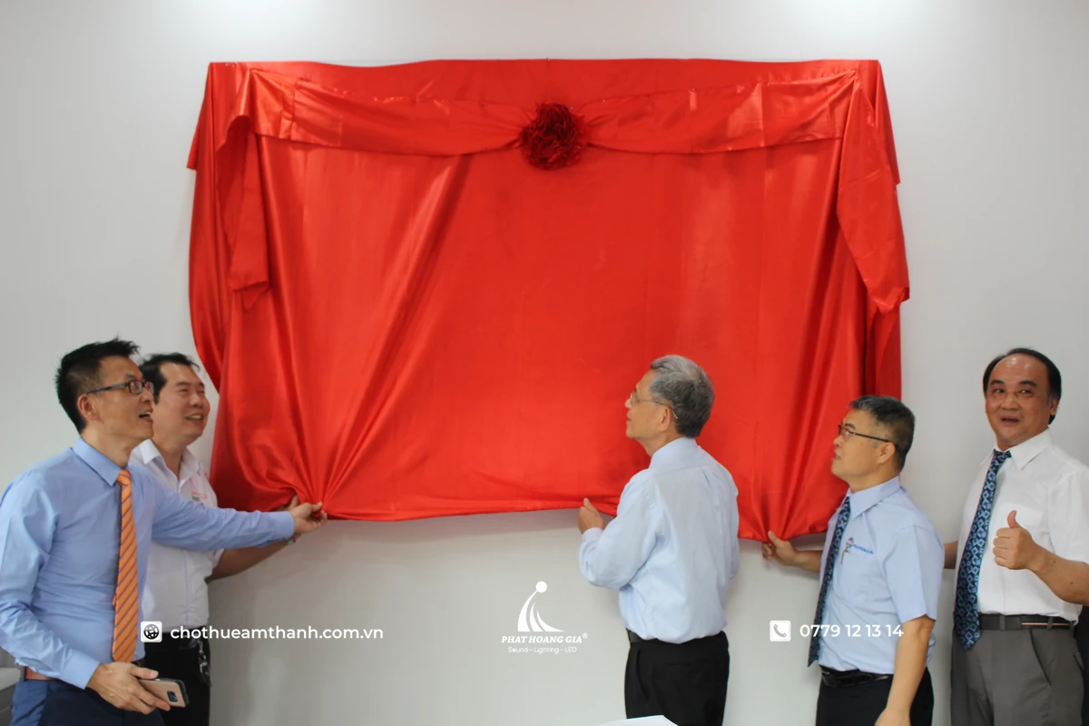 Nghi thức kéo màn công bố công trình trong lễ khánh thành với sự tham gia của đại diện doanh nghiệp và khách mời
