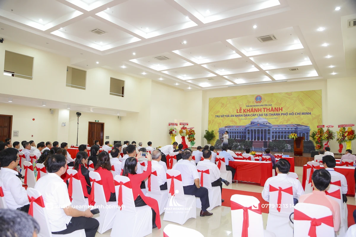 Khách mời tham dự chương trình lễ khánh thành với phần phát biểu và giới thiệu công trình trước nghi thức chính