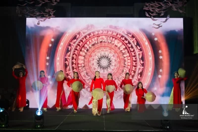 Ý tưởng mở màn sự kiện với vũ đoàn biểu diễn trên sân khấu doanh nghiệp với màn hình LED hiện đại nhằm tạo không khí sôi động cho chương trình