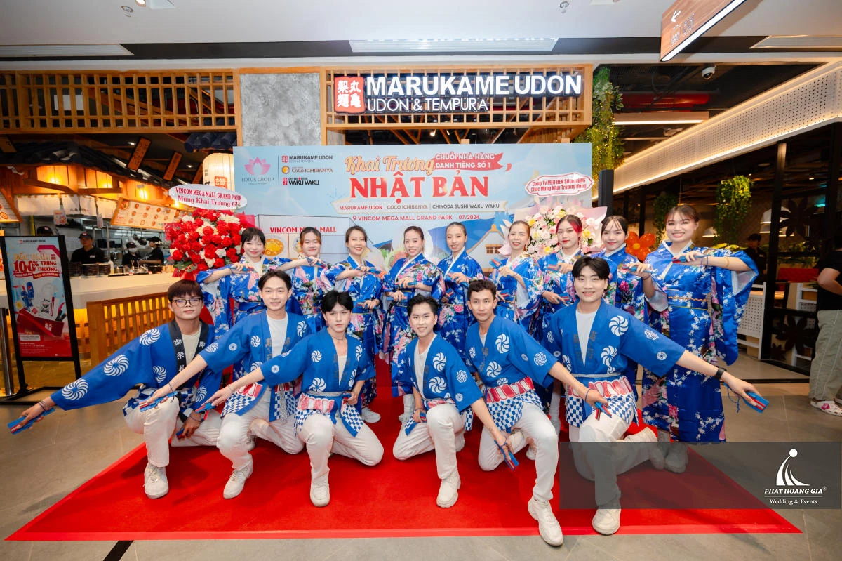 Vũ đoàn biểu diễn trong lễ khai trương với trang phục đồng bộ theo chủ đề Nhật Bản nhằm tạo điểm nhấn cho phần mở màn chương trình